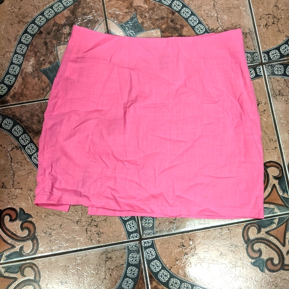 Bubblegum pink mini skirt with slit - Picture 2 of 5